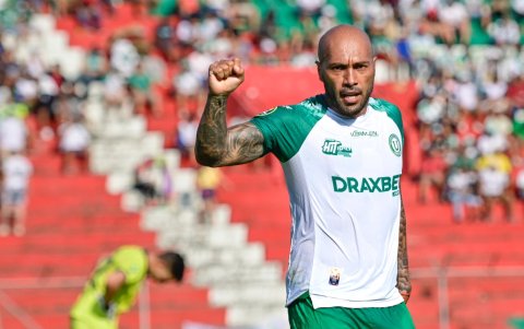 César Espínola, delantero paraguayo, es uno de los más experimentados en Liga de Portoviejo.