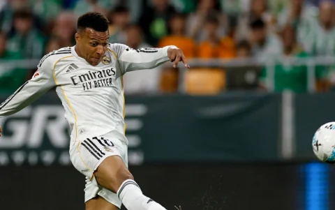 Kylian Mbappé se lleva las críticas de los aficionados de Real Madrid.