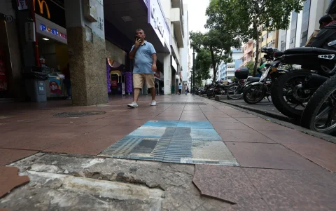 El deterioro de los adoquines en la avenida 9 de Octubre es tal que incluso deja al descubierto un tubo de PVC.