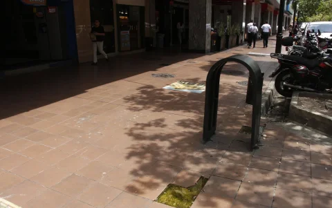 En la intersección de la avenida 9 de Octubre y Boyacá, solo permanece la cubierta del tacho de basura; el recipiente ha sido retirado.