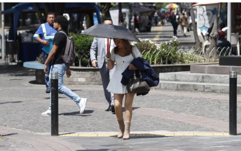 En la capital, algunos ciudadanos se protegen del intenso sol con sombrillas, también con gorras. Pero no son la mayoría.