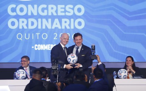 Gianni Infantino, presidente de la FIFA (i) y Alejandro Domínguez, titular de la Conmebol, trataron en Quito hablaron de la organización de la Copa América 2032.