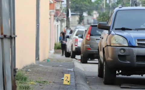 La Policía recogía indicios en el lugar del crimen