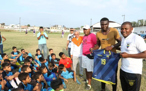 Jordy Caicedo y Luis Chocolate Medina en unas de las visita del jugador a Durán.