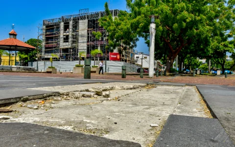 Daños. Tramos se encuentran con grietas en el piso desde hace meses.