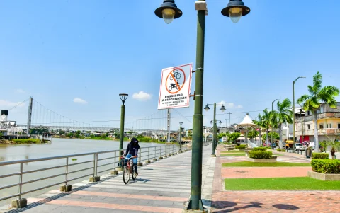 Desacato. Pese a que en el malecón hay letreros que alertan de la prohibición de circular en vehículos, no se respeta