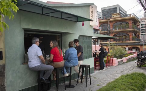 Café de especialidad y cócteles de autor son algunas de las opciones del menú en estos establecimientos.