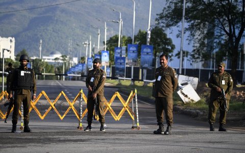 Fuerzas de seguridad paquistaníes en un puesto de control del dispositivo de seguridad en Islamabad.