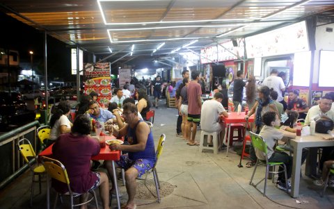 Cena. Frente al parque Triángulo, en la ciudadela Martha de Roldós (norte), varios locales funcionan por las noches.