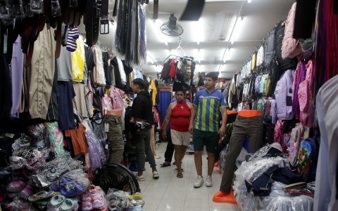 Ventas. Comerciantes ofrecen diversos productos a lo largo de la avenida Eduardo Solá Franco, en Florida Norte.