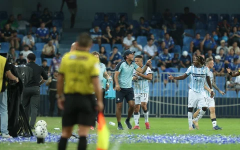 Daniel Viteri da indicaciones desde la banca de Guayaquil City ante Emelec en el Capwell.