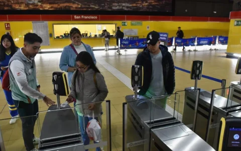 Según el alcalde Pabel Muñoz, diariamente el metro registra 202.000 viajes. Para ser autosostenible se requieren 400.000.