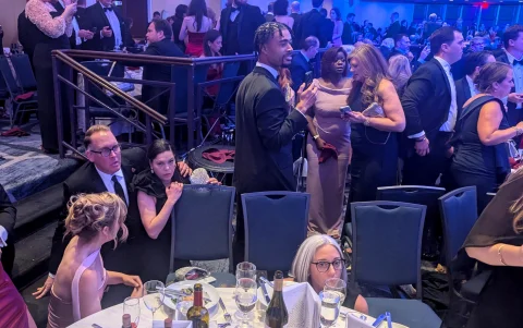 Asistentes se resguardaron durante la cena de corresponsales tras escuchar detonaciones.