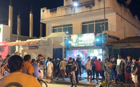 La policía acudió a la escena del crimen para investigar el hecho