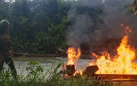 Ejército ejecutó operaciones aéreas en 2026 dentro del Parque Nacional Podocarpus para frenar minería ilegal.