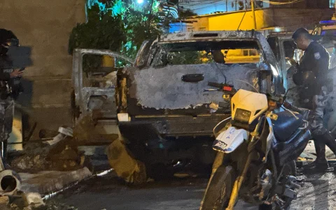La camioneta utilizada por los sicarios fue hallada e incinerada en el barrio Amazonas, en Puerto Bolívar.