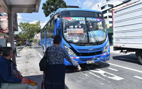 El principal cuestionamiento a los transportistas es la calidad del servicio. Correteos y maltrato al usuario son frecuentes en los buses.