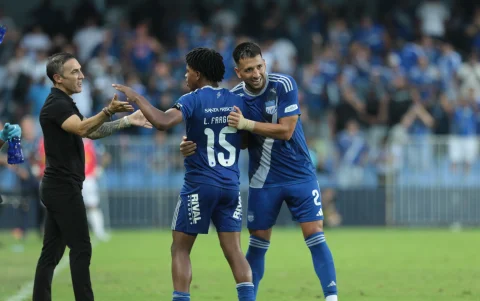 Luis Fragozo (c) junto al técnico Vicente Sánchez (i) en el George Capwell.