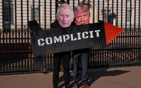 La coalición Stop Trump protesta frente a las puertas del palacio de Buckingham contra la visita de Estado del rey Carlos III de Inglaterra a Estados Unidos.