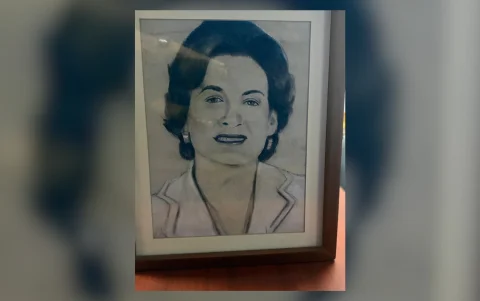 El retrato de su madre, primer objeto en su oficina, acompaña cada paso de César Salazar.