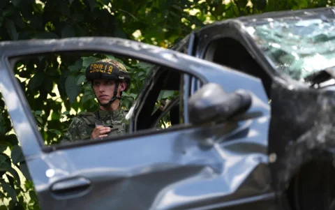 Un integrante del Ejército Nacional de Colombia custodia la vía Panamericana, lugar donde ocurrió un ataque guerrillero, en Cajibío (Colombia).