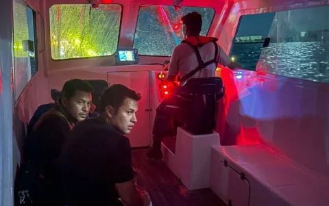 Armada del Ecuador localizó a dos adultos y un menor en zona rocosa de Galápagos durante operativo de emergencia.