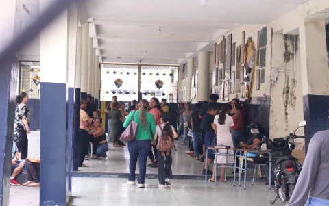 Los padres de familia realizan gestiones previo al inicio de clases, pese a los problemas.