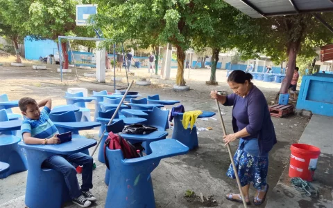 Padres de familia han tenido que realizar mejores en los colegios.