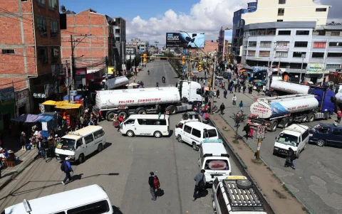 Fotografía que muestra camiones cisterna bloqueando una vía durante una jornada de protestas este lunes, en El Alto (Bolivia).