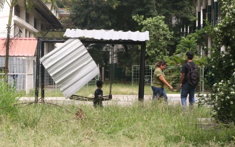 Peligros. Juegos infantiles en mal estado son de riesgo para los estudiantes.