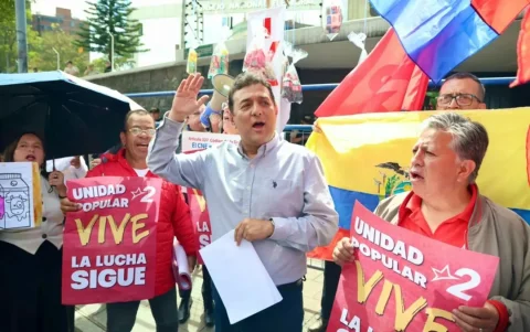 Dirigentes de Unidad Popular protestaron en los exteriores del CNE en Quito