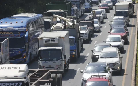 Largas filas de vehículos se registraron en la vía a la costa tras el accidente múltiple de este martes 28 de abril.