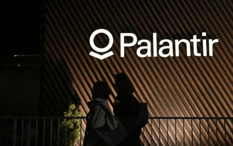 El caso reabre una discusión más amplia sobre inteligencia artificial, similar a la que rodea a empresas como OpenAI, pero desde una perspectiva mucho más explícitamente militar y política.