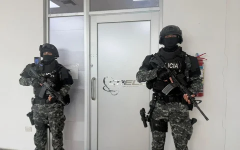 Policías y militares intervinieron las oficinas de CNEL.