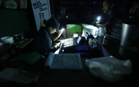 Los gobiernos privilegian intereses particulares, sin atender las necesidades de la población, como la eliminación definitiva de los cortes de luz por déficit de electricidad.