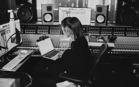 Veinte días atrás, Grande compartía con sus seguidores imágenes de sus jornadas en el estudio.