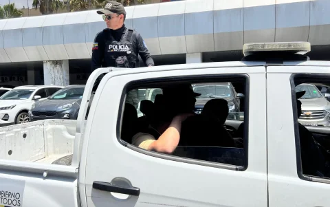 Cuatro funcionarios de las oficinas del CNEL, ubicadas en la ciudadela La Garzota, fueron retenidos.