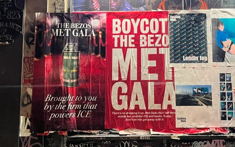 Fotografía del 16 de abril que muestra un cartel que pide el boicot de la Met Gala colgado en la pared de una tienda en Nueva York (EE.UU).