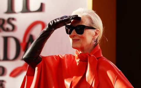 Meryl Streep: Retoma su icónico papel como Miranda Priestly, ahora enfrentando una crisis que pone en riesgo su imperio en la moda.
