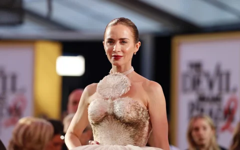 Emily Blunt: Regresa como Emily Charlton, ahora con poder en la industria y en tensión directa con Miranda.