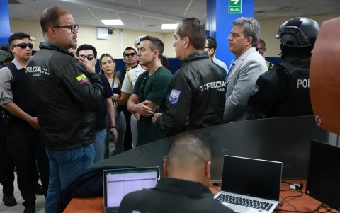 El presidente de la República, Daniel Noboa, y el ministro del Interior, John Reimberg, durante el allanamiento a la agencia de CNEL en La Garzota, en Guayaquil, este martes 28 de abril.