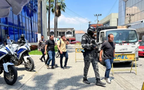 Retenidos. Miembros de la Policía Nacional detuvieron a cuatro funcionarios.