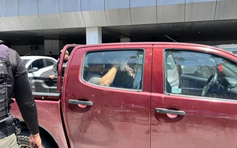 Retenidos. El fiscal que encabezó el allanamiento en la agencia de CNEL, en La Garzota, norte de Guayaquil, no indicó quiénes eran los funcionarios detenidos por la Policía.