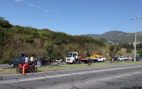 Siniestro en Cumbayá deja un motociclista herido y genera cierre vial hacia el aeropuerto.