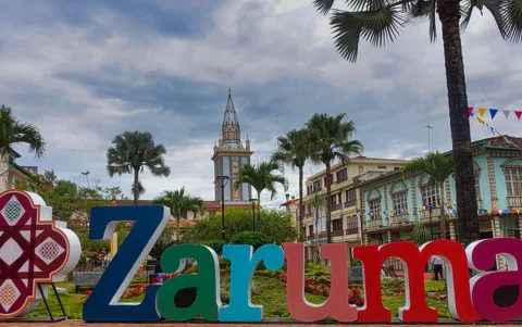 Zaruma cautiva con su arquitectura de madera y un trazado urbano que desafía la montaña.