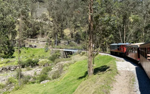La ruta ferroviaria hacia la Nariz del Diablo refuerza el atractivo cultural y turístico de Alausí.