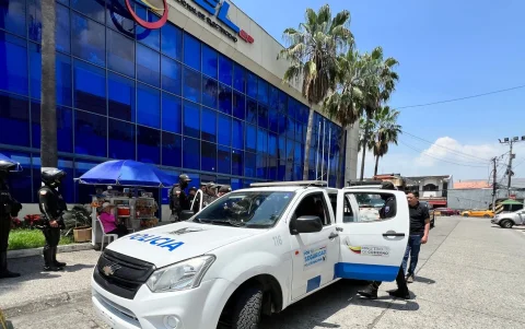El martes 28 de abril de 2026, la agencia de CNEL, ubicada en La Garzota, al norte de Guayaquil, fue allanada.