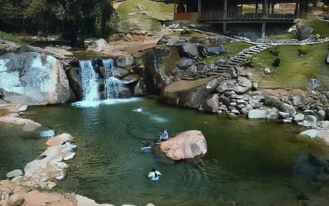 La Poza del Amor se ubica a pocos minutos de Portovelo y conecta con Machala mediante rutas accesibles.