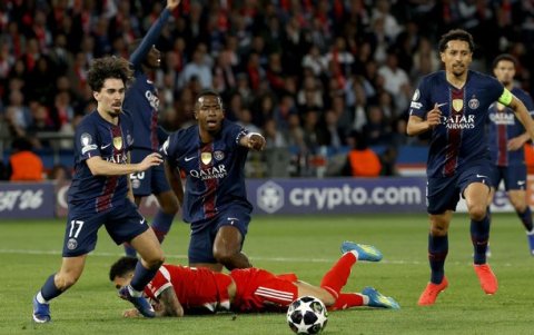 El árbitro no acudió al VAR para revisar el penal que cometió Willian Pacho.