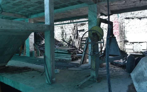 Estado. Desde hace más de un año, la construcción está abandonada. Hay maquinaria y materiales adentro.